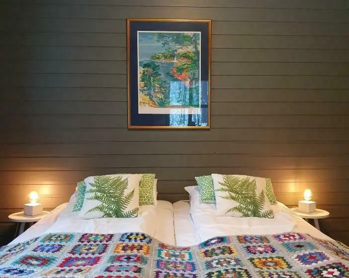 استودیوی استاندارد, Gargia Lodge