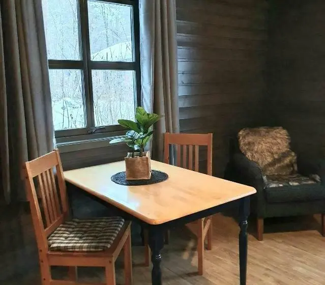 استودیوی استاندارد, Gargia Lodge