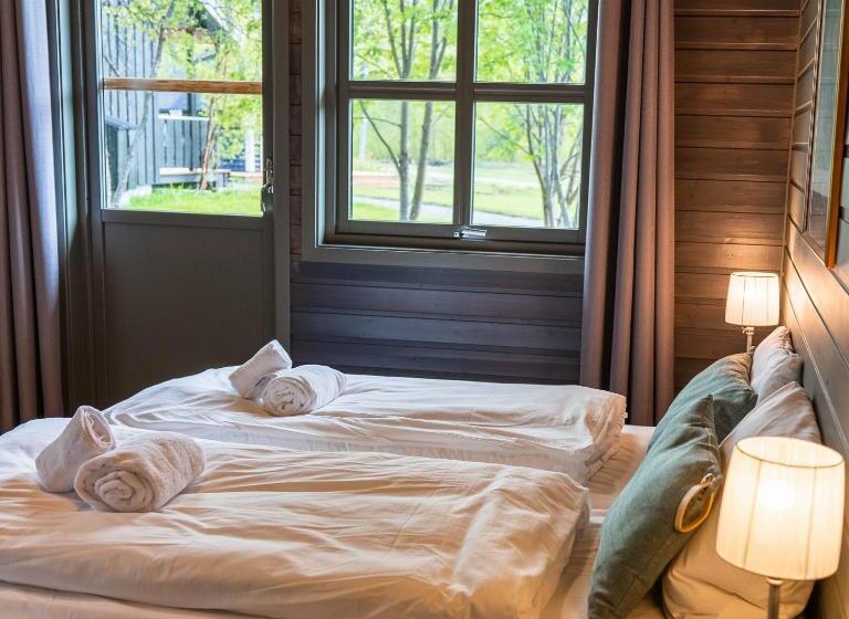 标准工作室, Gargia Lodge