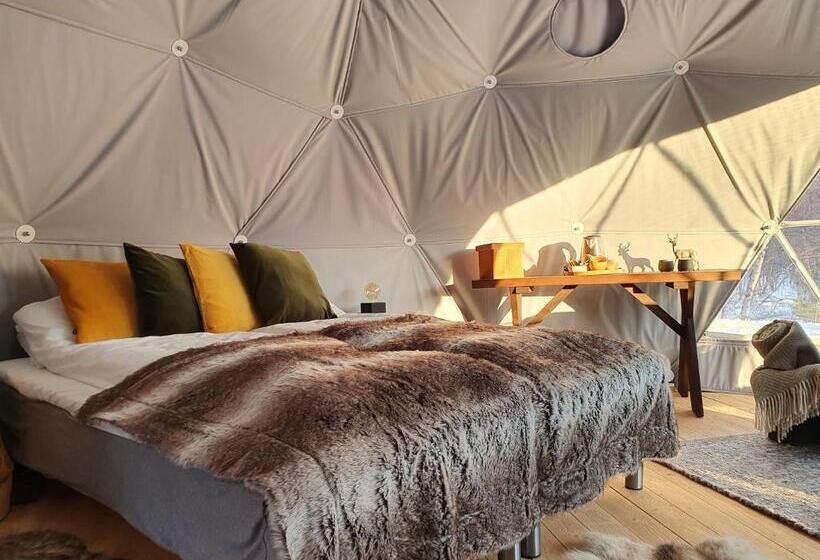 كوخ قياسي, Gargia Lodge