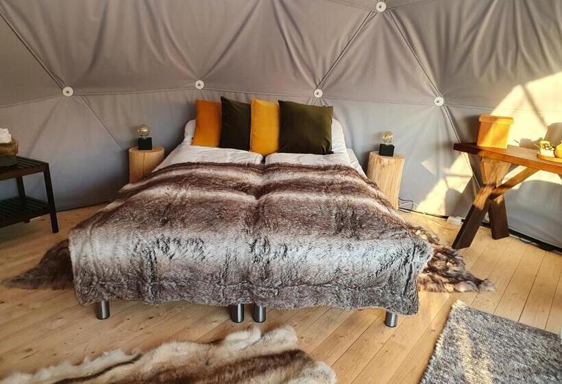 كوخ قياسي, Gargia Lodge