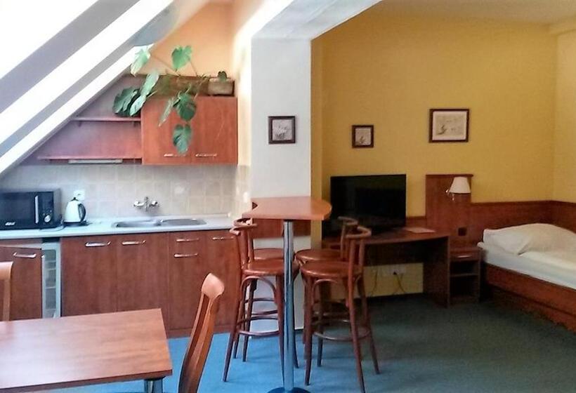 חדר משפחתי, Praha