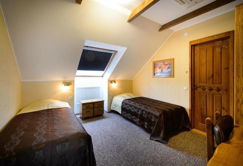 اتاق ساده سه‌ نفره, Ränduri Guesthouse