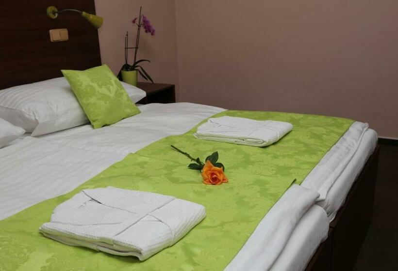 Standard Szoba, Zámeček