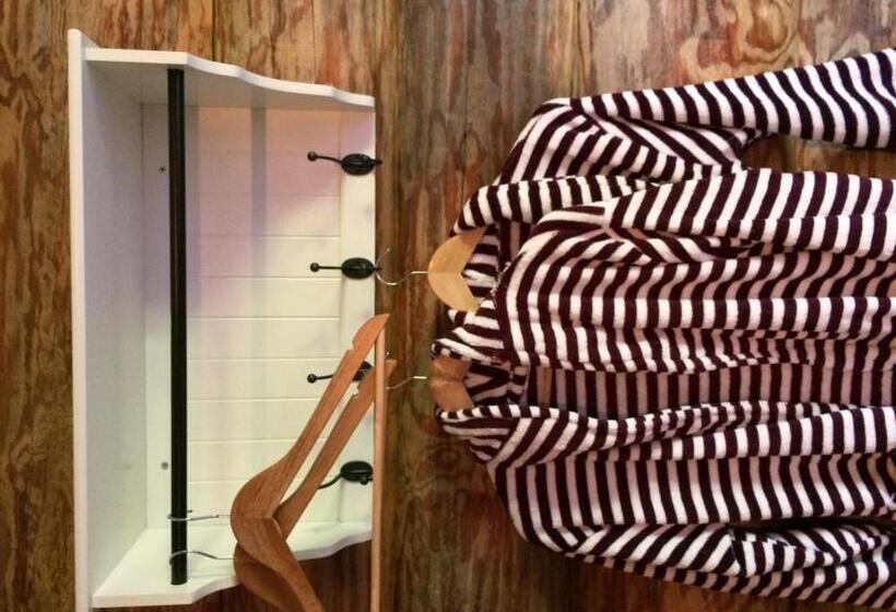 דירת חדר בסיסית, Woodstock B & B Studios