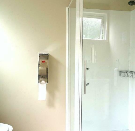 استودیوی استاندارد, 45 On Avenal Motel