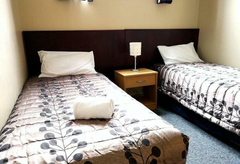 آپارتمان 2 خوابه, 45 On Avenal Motel