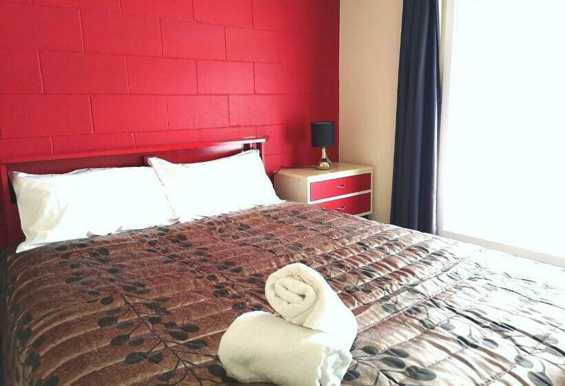 آپارتمان 2 خوابه, 45 On Avenal Motel