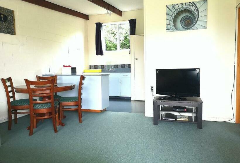 آپارتمان 2 خوابه, 45 On Avenal Motel