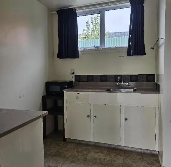 استودیوی لوکس, 45 On Avenal Motel