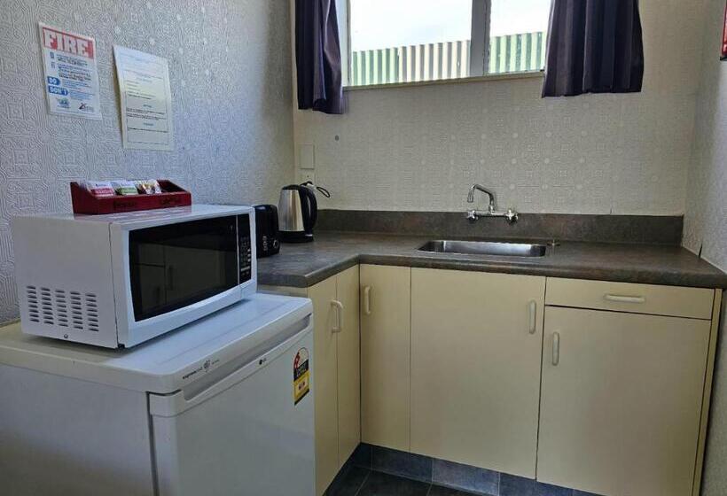 디럭스 스튜디오, 45 On Avenal Motel