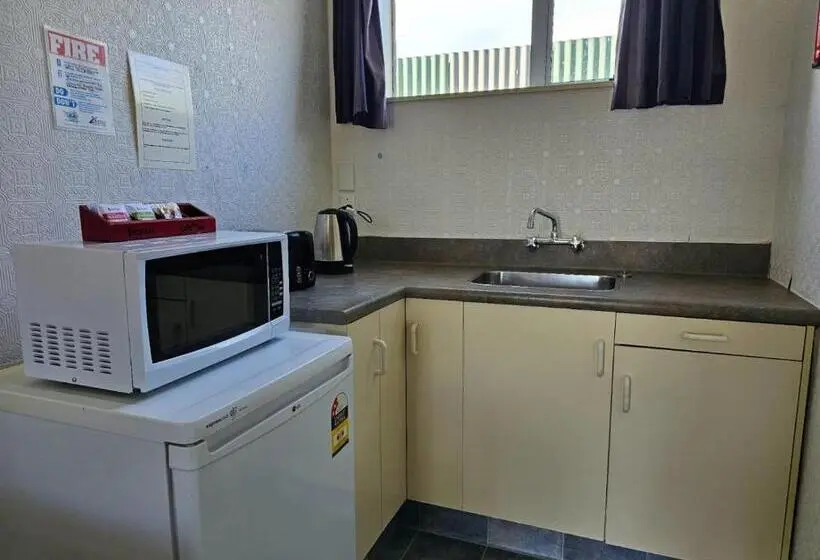 استودیوی لوکس, 45 On Avenal Motel