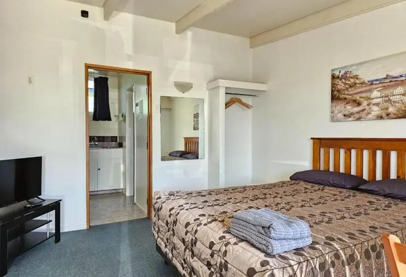 استودیوی لوکس, 45 On Avenal Motel