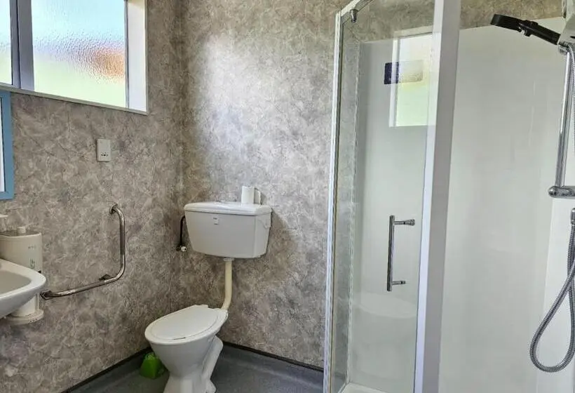 استودیوی لوکس, 45 On Avenal Motel