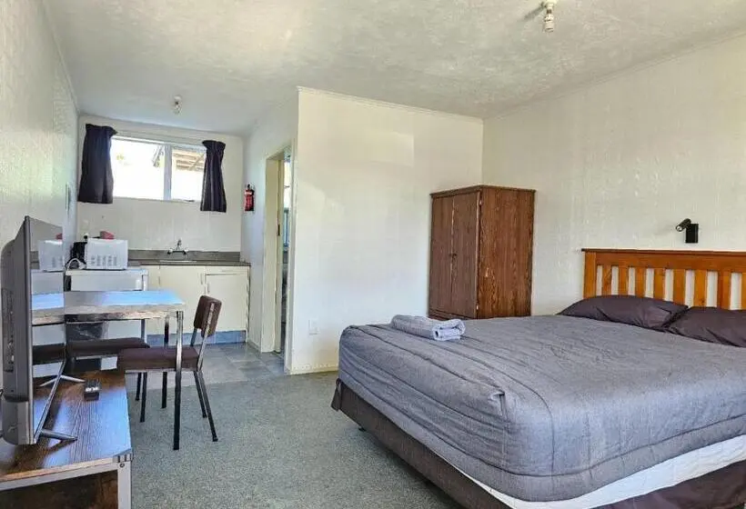 استودیوی لوکس, 45 On Avenal Motel