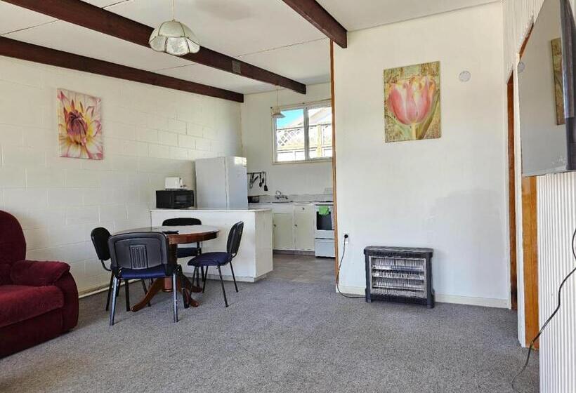 침실 2개 아파트, 45 On Avenal Motel