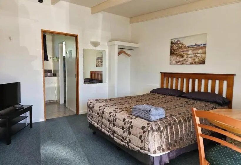 استودیوی سوپریور, 45 On Avenal Motel