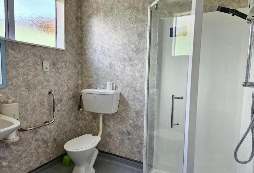 수피리어 스튜디오, 45 On Avenal Motel