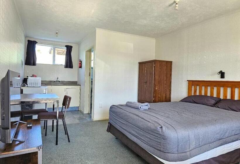 수피리어 스튜디오, 45 On Avenal Motel