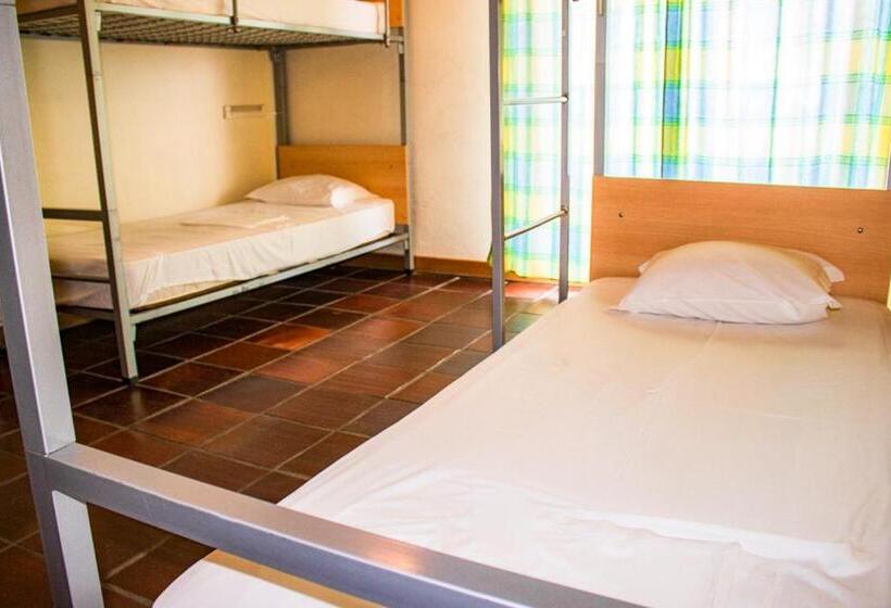 スタンダード4人部屋, Hi Almada  Pousada De Juventude