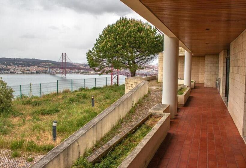 Quarto Familiar Banheiro Compartilhado, Hi Almada  Pousada De Juventude