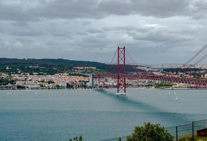 Quarto Familiar Banheiro Compartilhado, Hi Almada  Pousada De Juventude