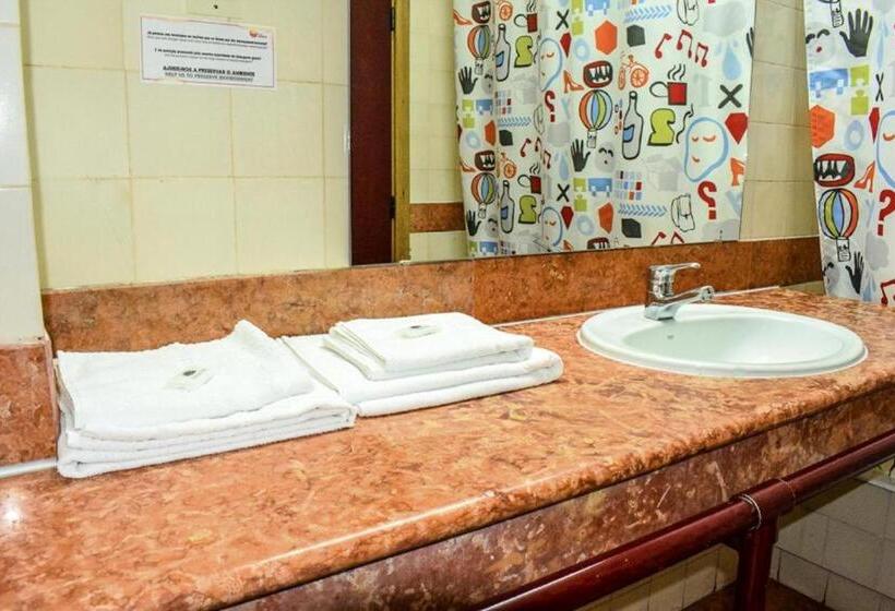 Трехместный Номер Базовый, Hi Almada  Pousada De Juventude