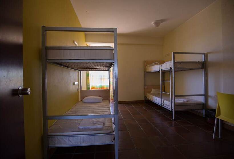 スタンダード4人部屋, Hi Almada  Pousada De Juventude