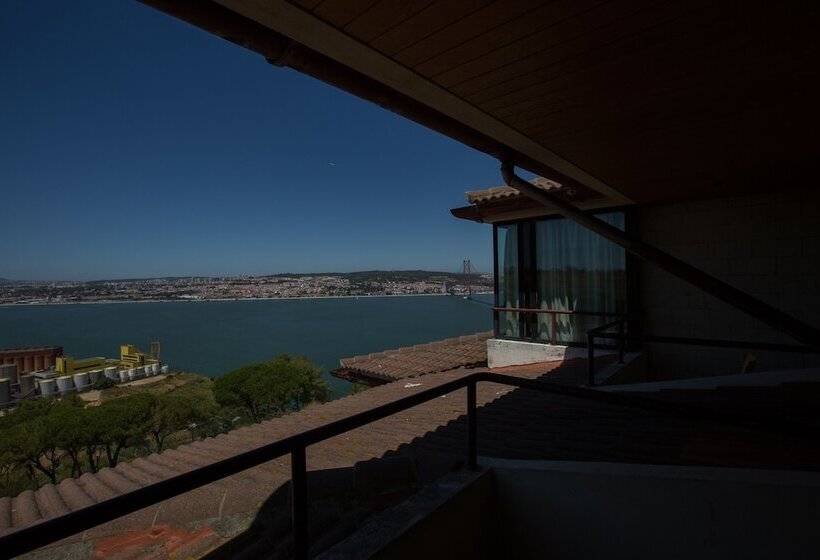 スタンダード4人部屋, Hi Almada  Pousada De Juventude