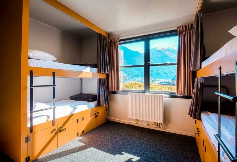 מיטה בחדר משותף, The Black Sheep Backpackers