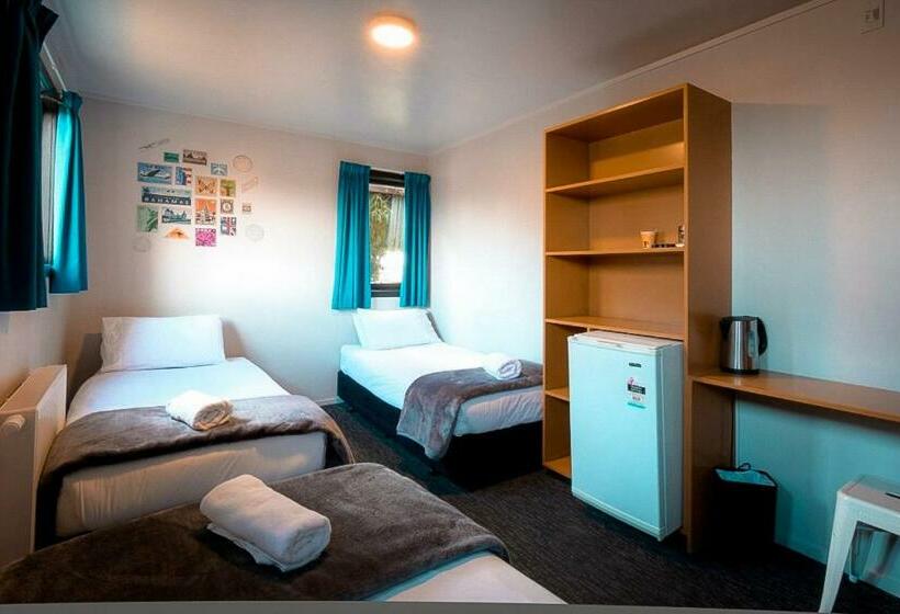 חדר סטנדרט לשלושה, The Black Sheep Backpackers