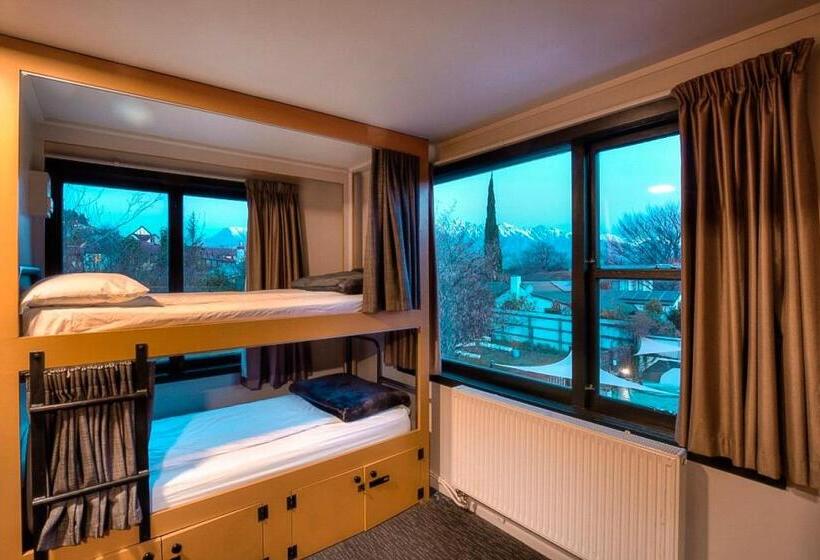 מיטה בחדר משותף, The Black Sheep Backpackers