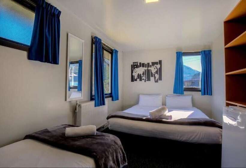 חדר סטנדרט לשלושה, The Black Sheep Backpackers