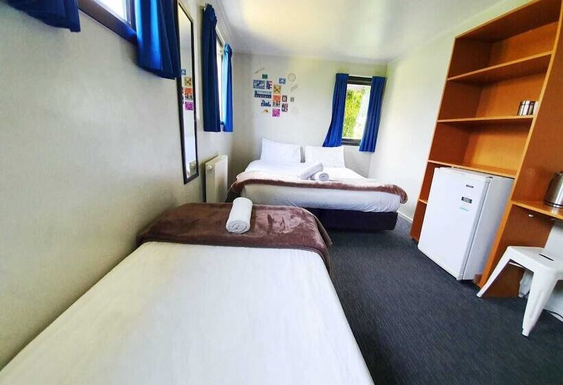 חדר סטנדרט לשלושה, The Black Sheep Backpackers