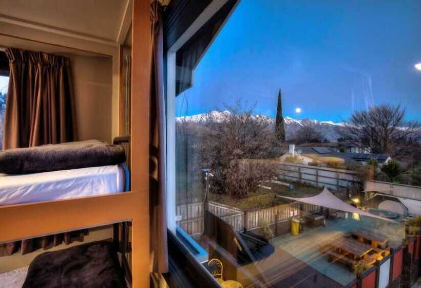 מיטה בחדר משותף, The Black Sheep Backpackers