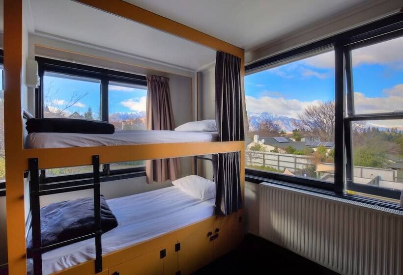 מיטה בחדר משותף, The Black Sheep Backpackers