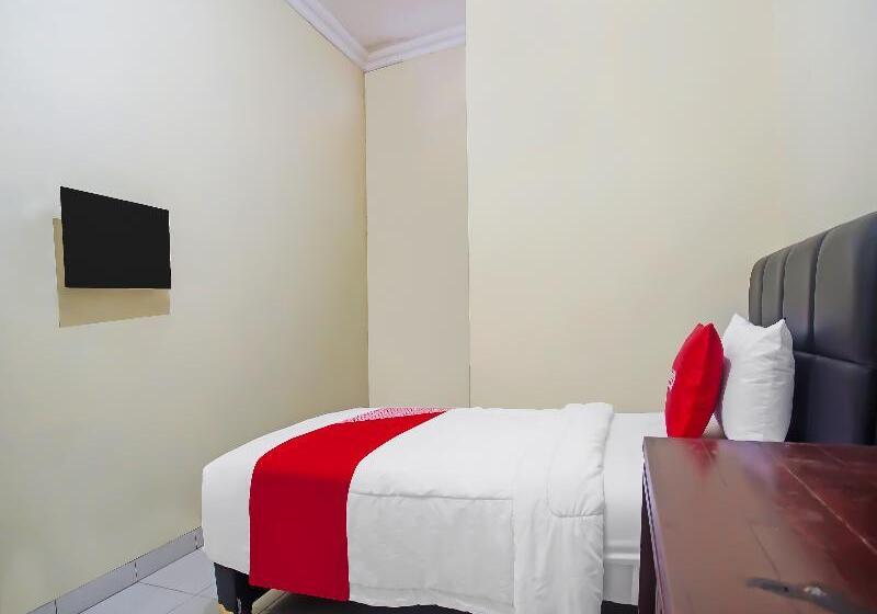 מיטה בחדר משותף, The Black Sheep Backpackers