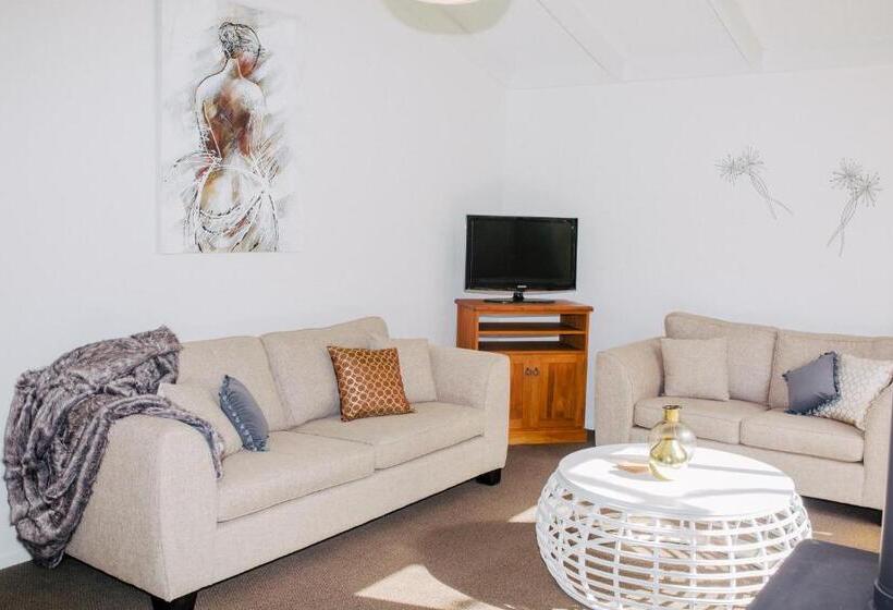 בית, 4 חדרי שינה, Te Mata Views Resort