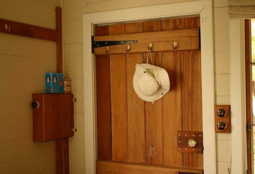 샬레, Bluff Hill Bed & Breakfast