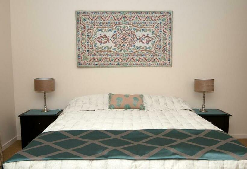 복층 룸 퀸 침대, By The Park B & B