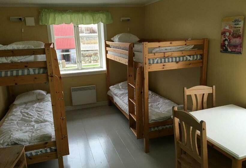 חדר סטנדרטי לארבעה עם חדר אמבטיה משותף, Grebbestads Vandrarhem