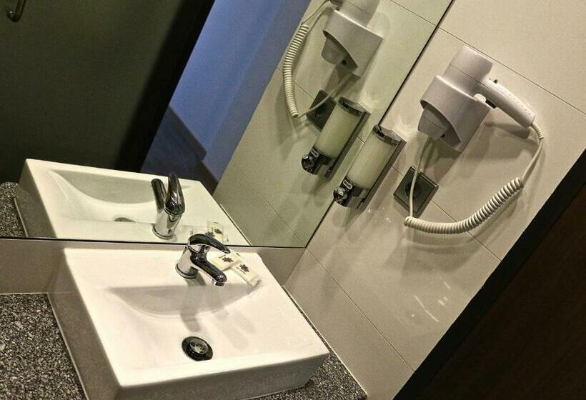 חדר סטנדרט לארבעה, M