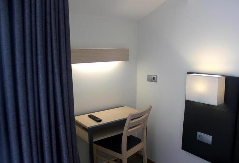 חדר סטנדרט לשלושה, M