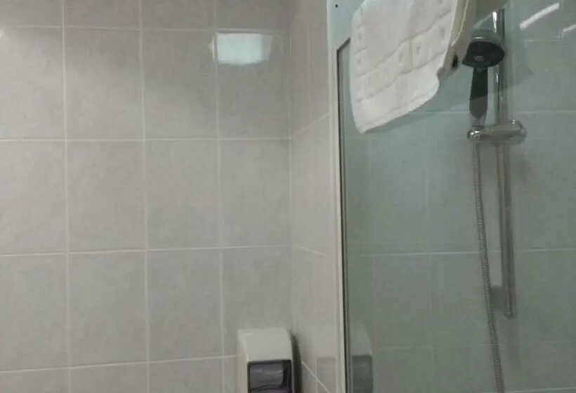 Standard Yhden Hengen Huone, Riddiford