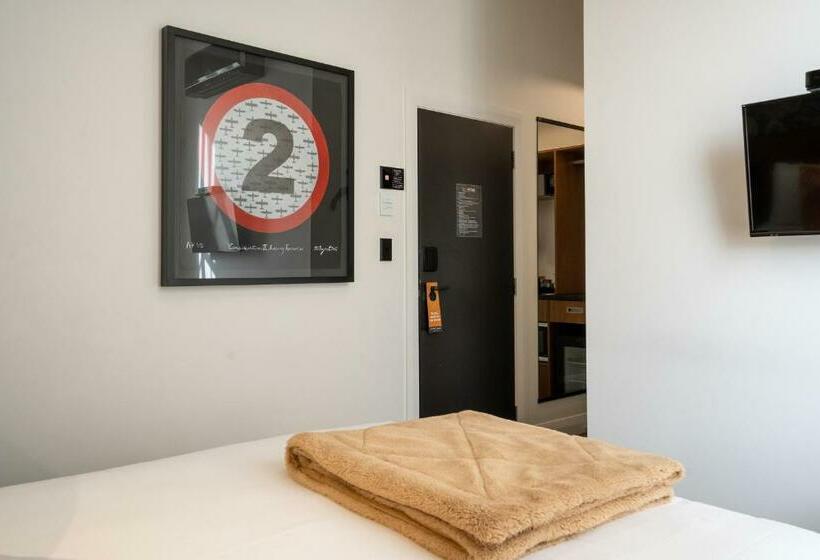 اتاق لوکس, The State