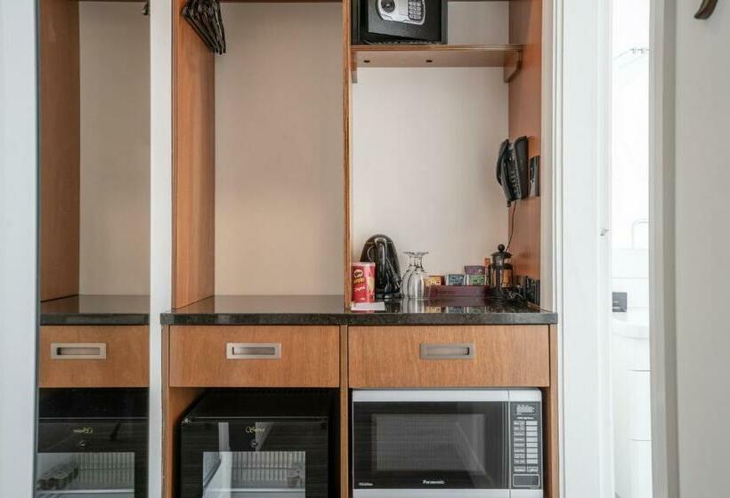 اتاق لوکس, The State