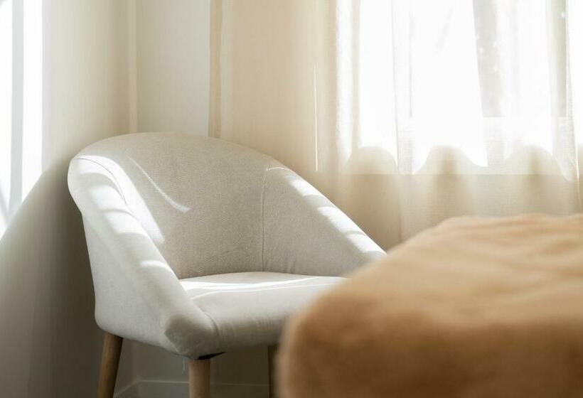 اتاق لوکس, The State