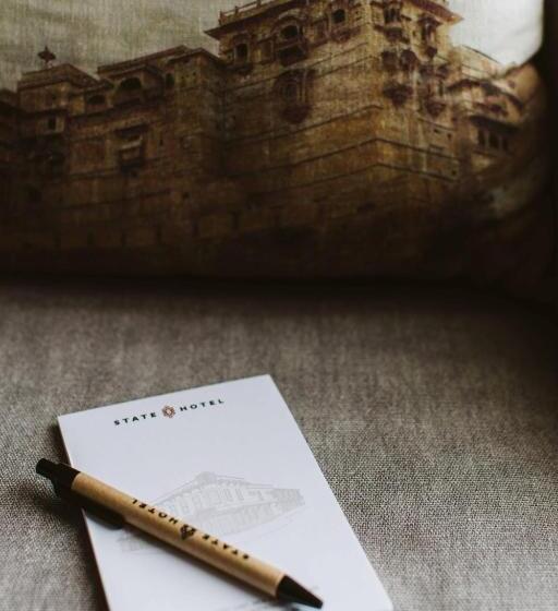 اتاق لوکس, The State