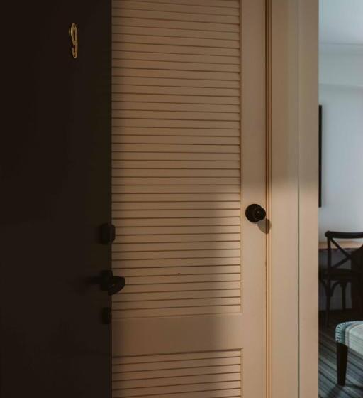 اتاق لوکس با تخت بزرگ, The State