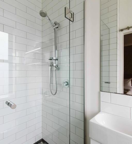 اتاق عادی, The State